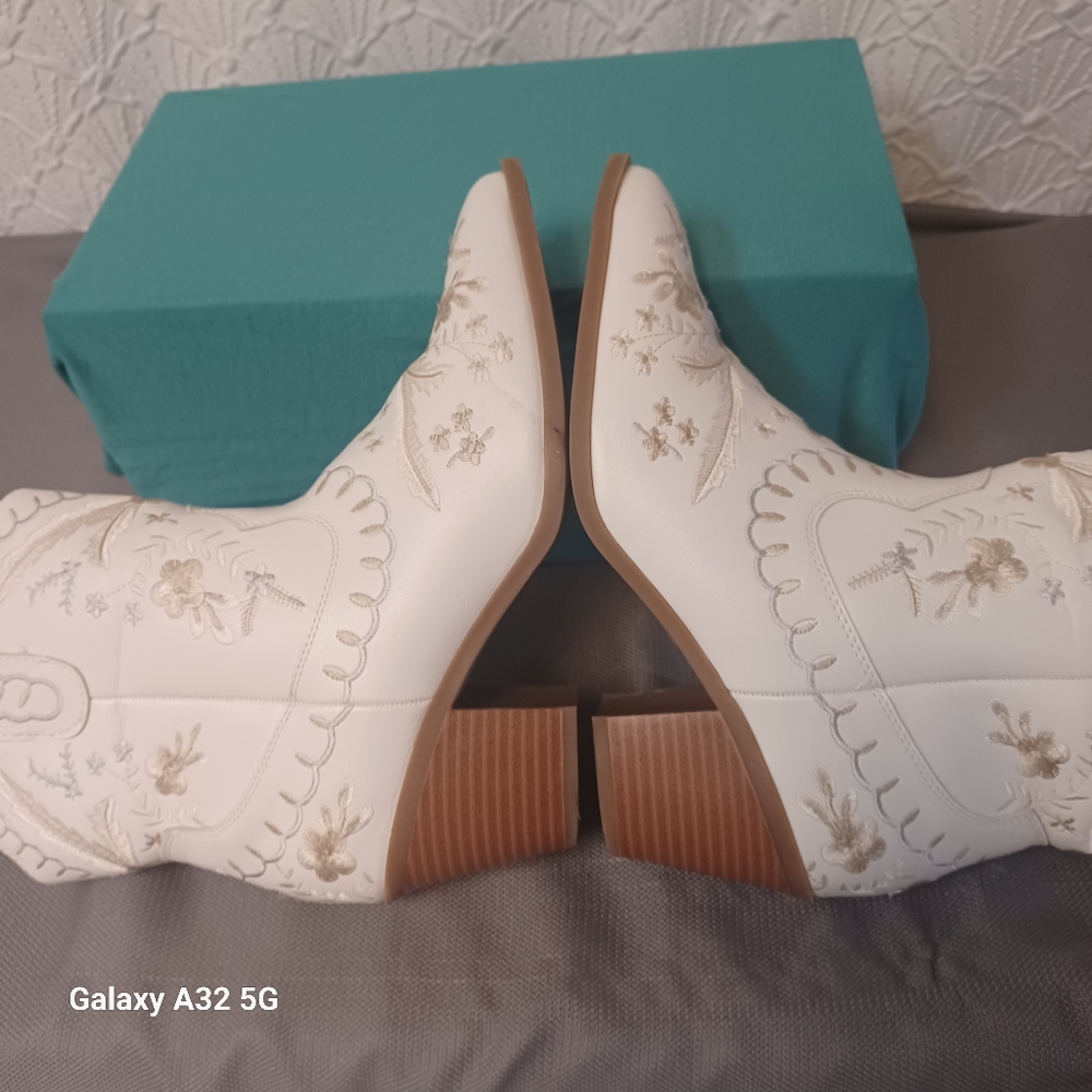 MIA Women Size 10 White Embroidered Heeled Boots - Picture 14 of 15